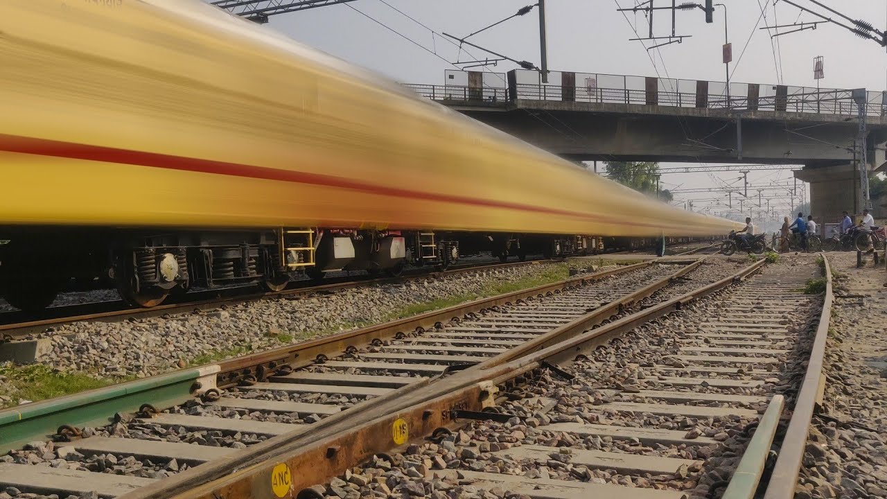 7 महीने बाद BEGAMPURA EXPRESS की पटरियों पे हुई जोरदार वापसी । DECORATED TKD WAP 7 | via SULTANPUR