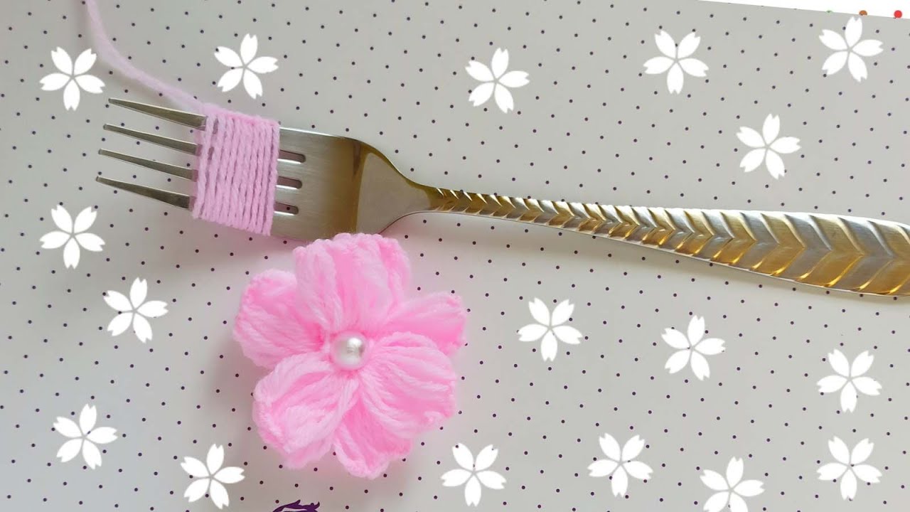Цветок из пряжи с помощью вилки🌸/Hand Embroidery Hack🌸/DIY Woolen Flowers🌸/yarn flower on a fork