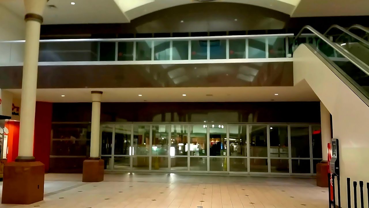 A Walk Through Richmond Town Square Mall 