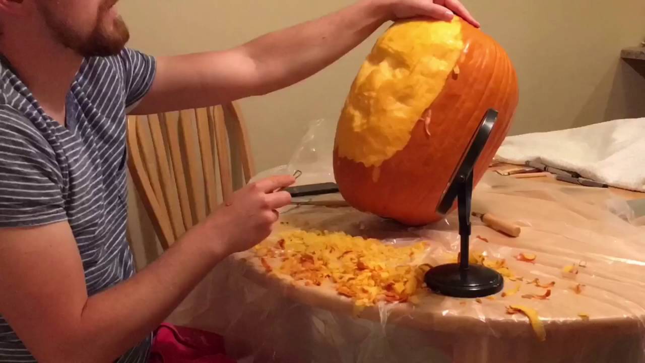 Time-lapse Zombie 3D Pumpkin Carving