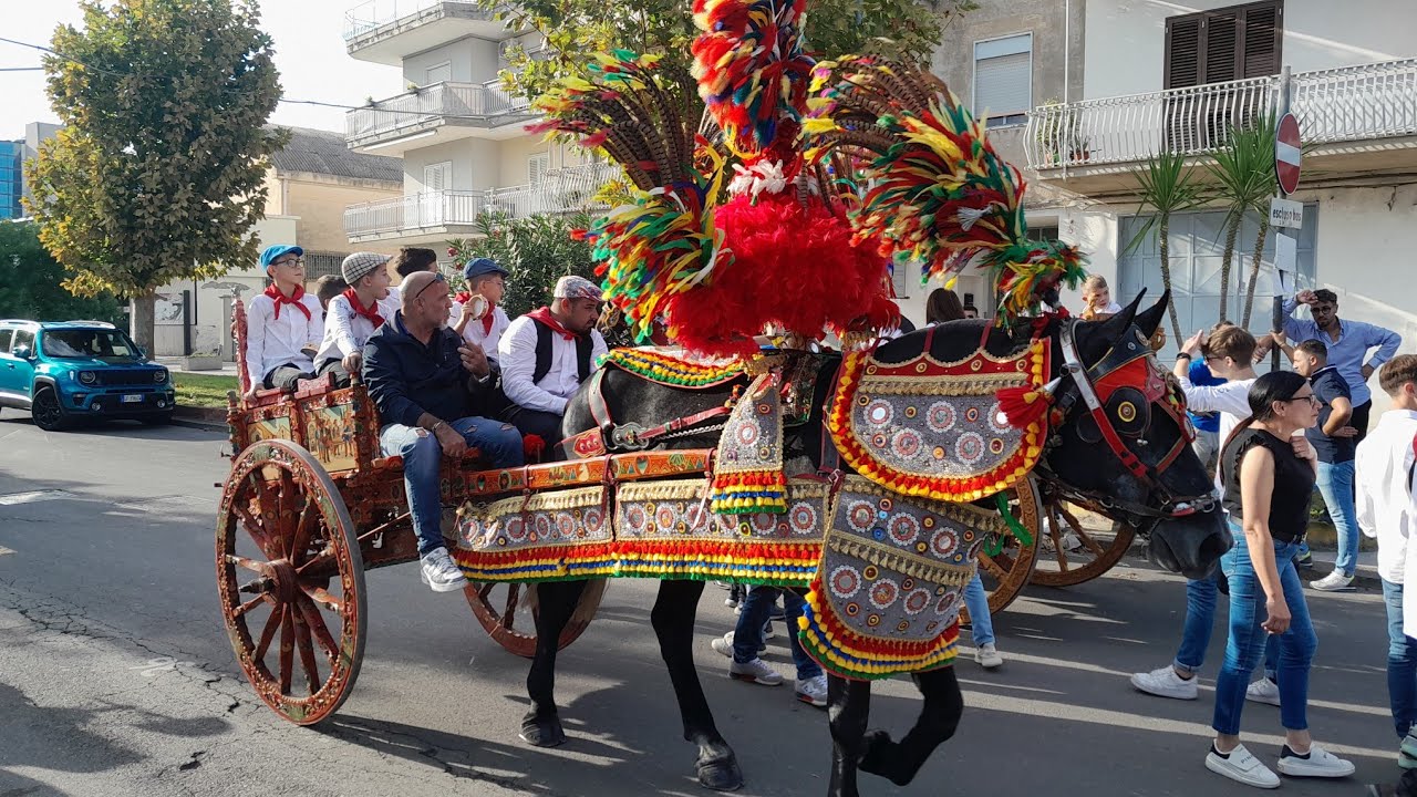 Sfilata carretti siciliani e cavalli bardati a Militello Val di Catania per la Sagra del Ficodindia