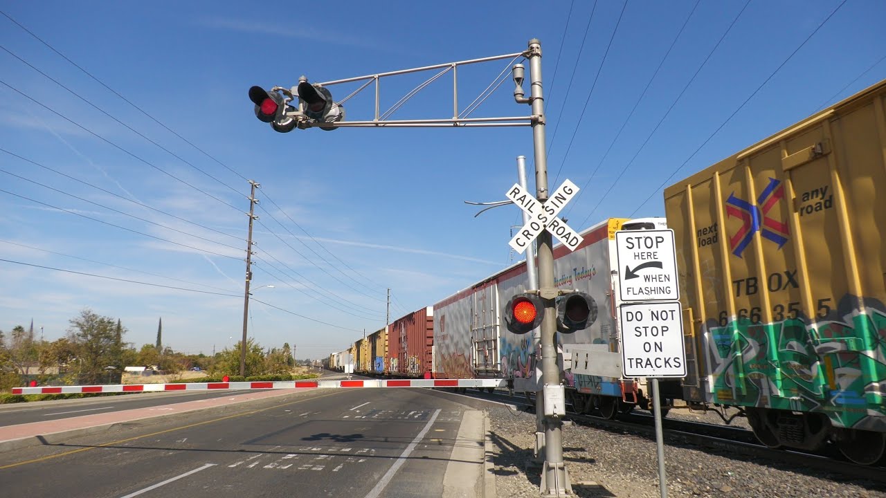 UP 8689 Manifest Train South - Power Inn Rd. Railroad Crossing (Sacramento, CA)