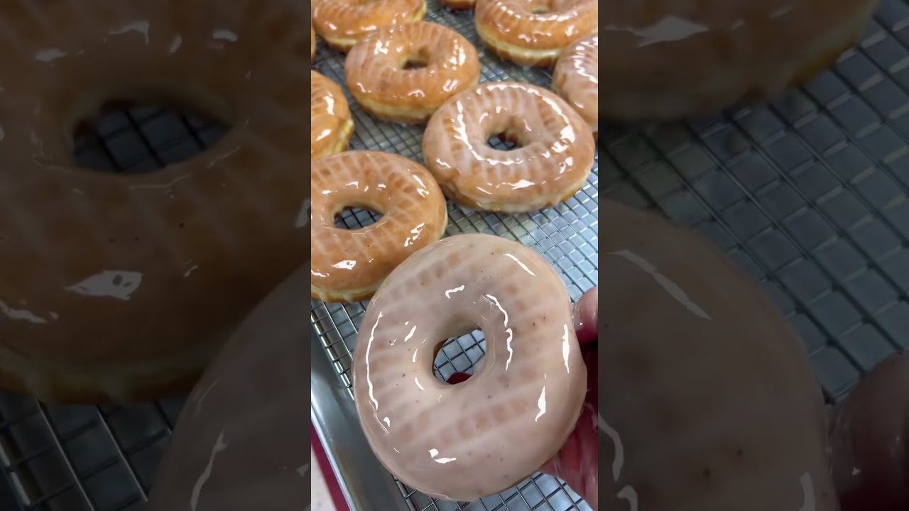 HOT HONEY GLAZED DONUTS 🍩!! 