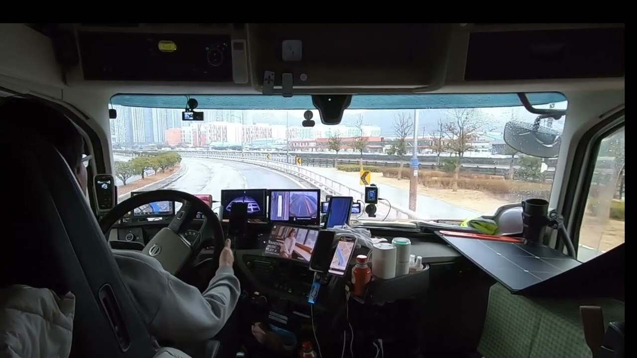 화물차가 차선을 하나 비우고 크게 회전할 때..