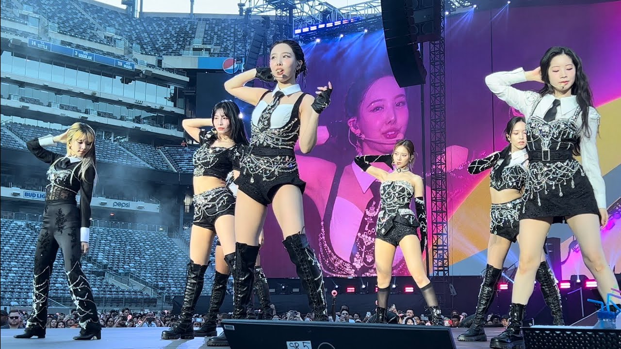 230706 - Twice Moonlight Sunrise - NYC MetLife (4K 60fps barricade view) #twice #moonlightsunrise