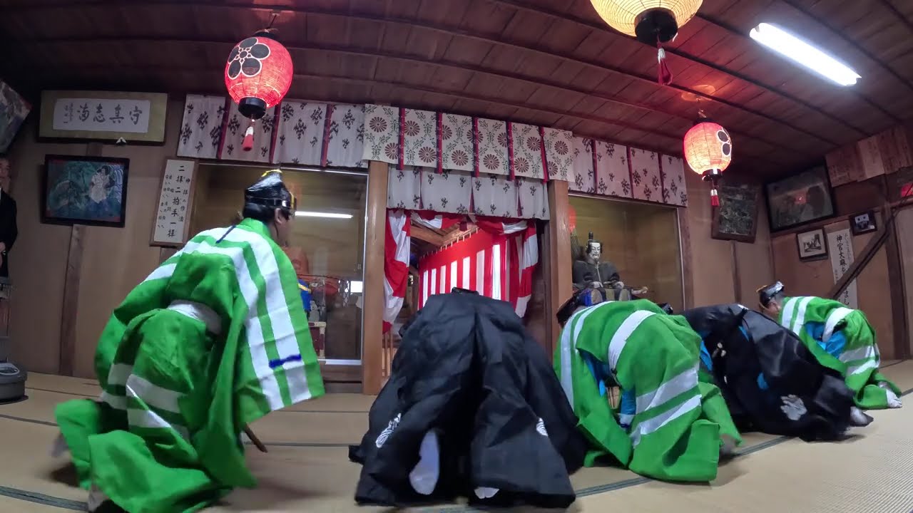 「越前万歳」日本三大古典万歳のひとつに数えられ、重要無形文化財。新春に祝言を述べる代表的祝福芸。味真野神社で、元旦に初舞が奉納される。福井県 越前市。2026年1月1日。