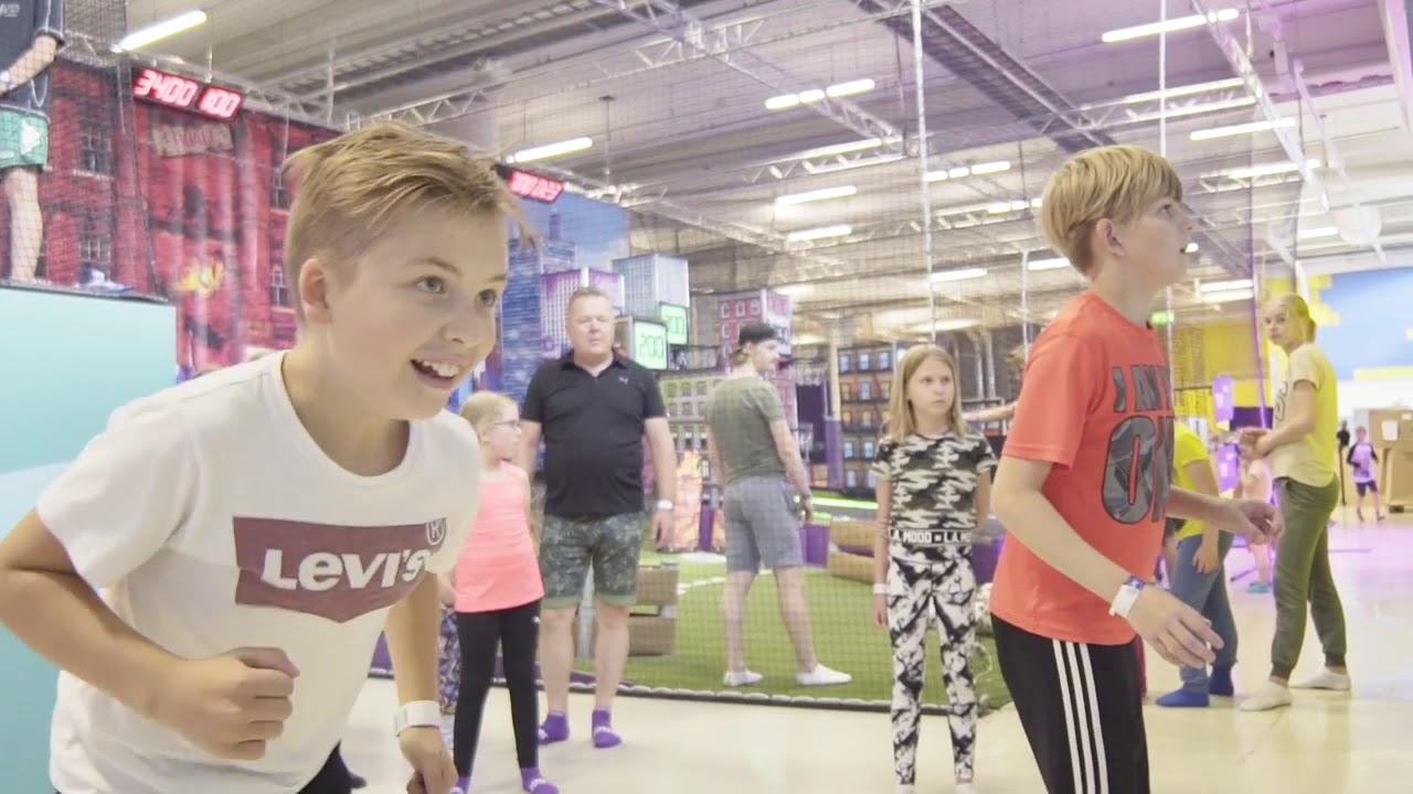 iWall   Fitness gaming is fun!