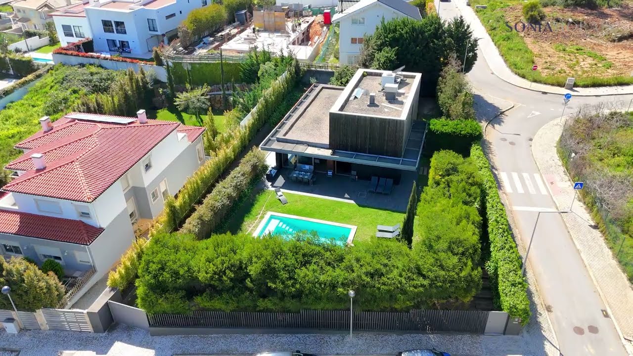 Moradia T5 com Jardim, Piscina e Garagem em Birre – Cascais