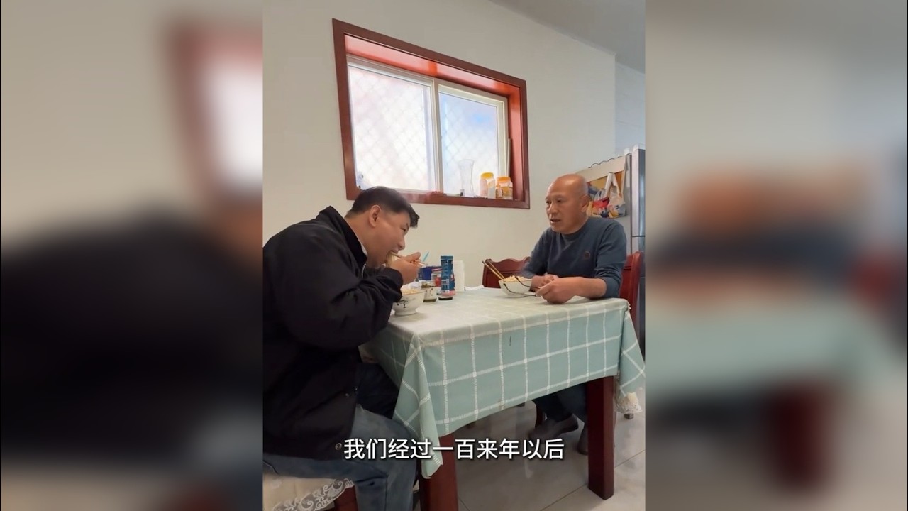 老兵独居农村，曾戍边退伍进厂，心怀“打得一拳开”的赤诚，粗茶淡饭伴孤影，烟火里藏着岁月风霜与家国情怀，戳心又动容。