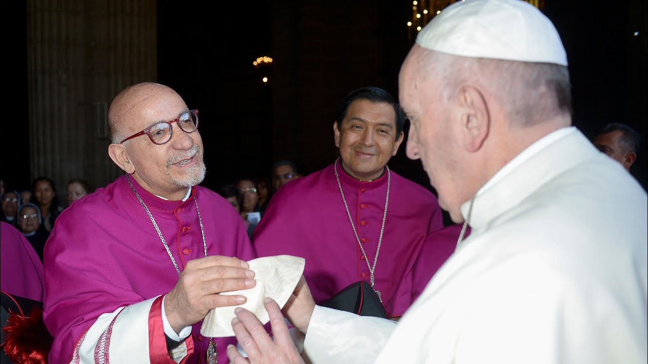 Bellos Recuerdos. Dos solideos que me obsequió el Papa Francisco. Uno en México, otro en el Vaticano