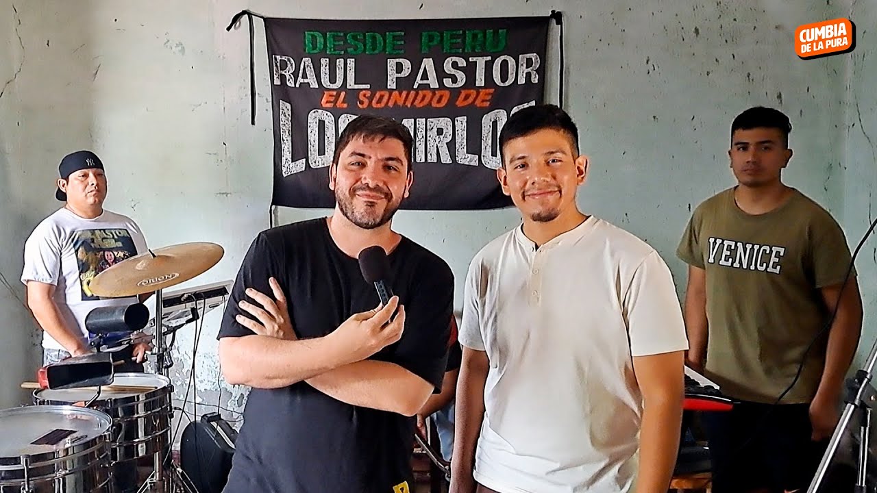 UN ENSAYO CON LOS MÚSICOS DE LOS MIRLOS DE RAÚL PASTOR