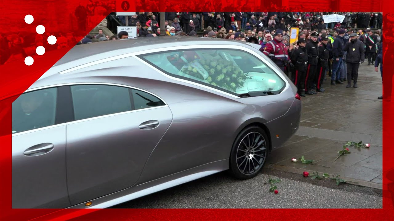 Terminati funerali Giulia Cecchettin, carro funebre lascia la Basilica: lancio di rose sull'auto