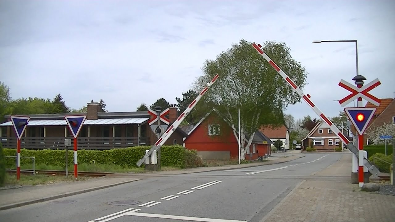 Spoorwegovergang Billum (DK) // Railroad crossing // Jernbaneoverskæring