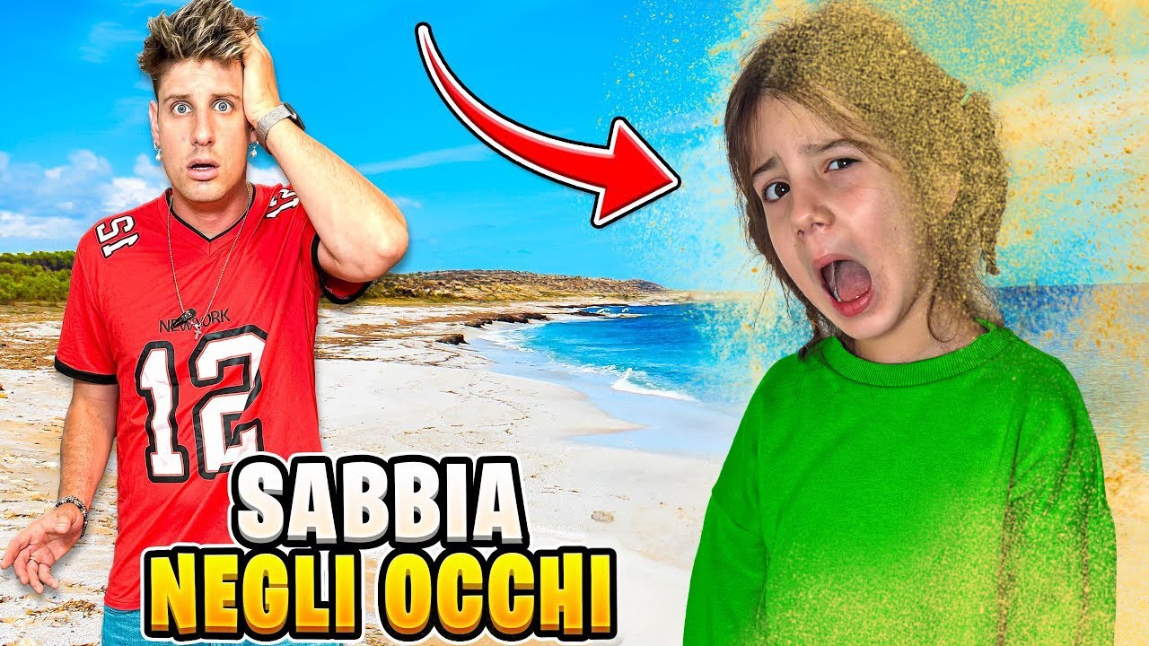 AURORA FA UNO SCHERZO E FINGE CHE ENTRA LA SABBIA NELL'OCCHIO MENTRE FA IL SUO ORIMO BAGNO AL MARE!