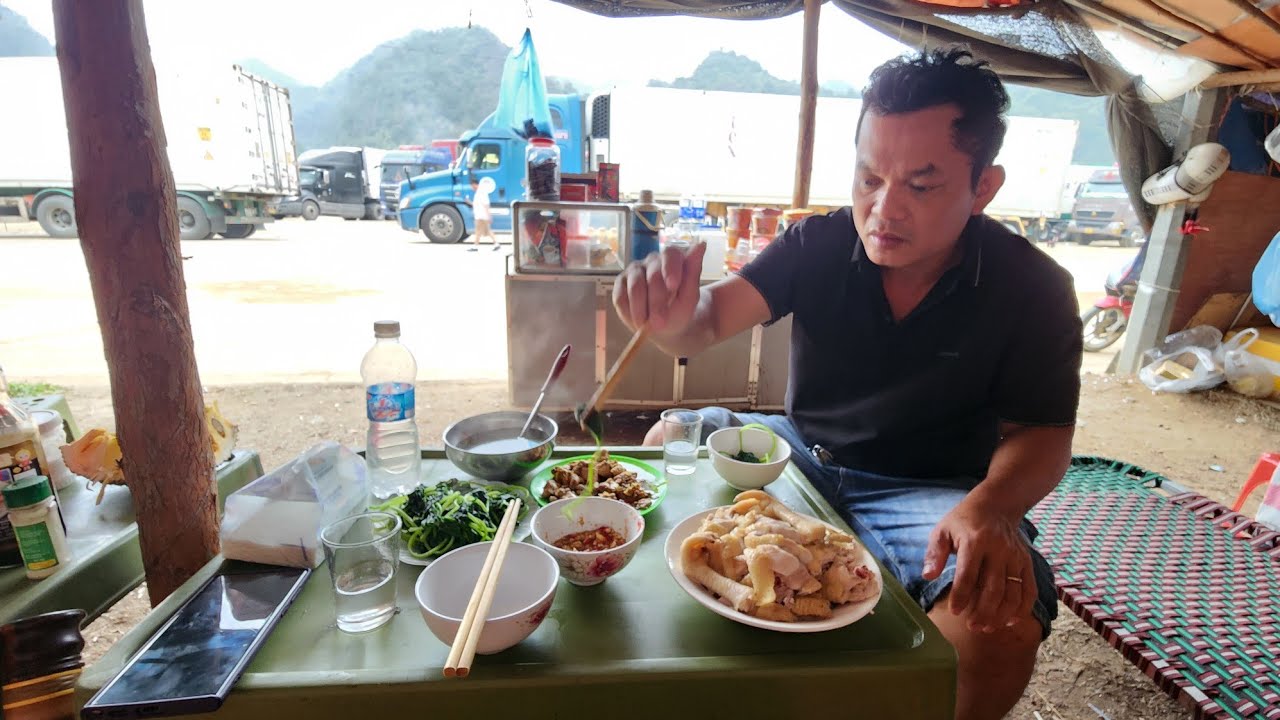 Cảnh tượng tài xế nằm vật vờ bên cửa khẩu Trung Quốc kiếm hàng về sài gòn