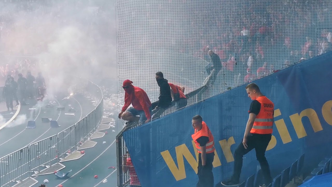 Eintracht Braunschweig gegen Cottbus - Krawalle zum Abpfiff - Cottbus steigt in die 4 Liga ab.