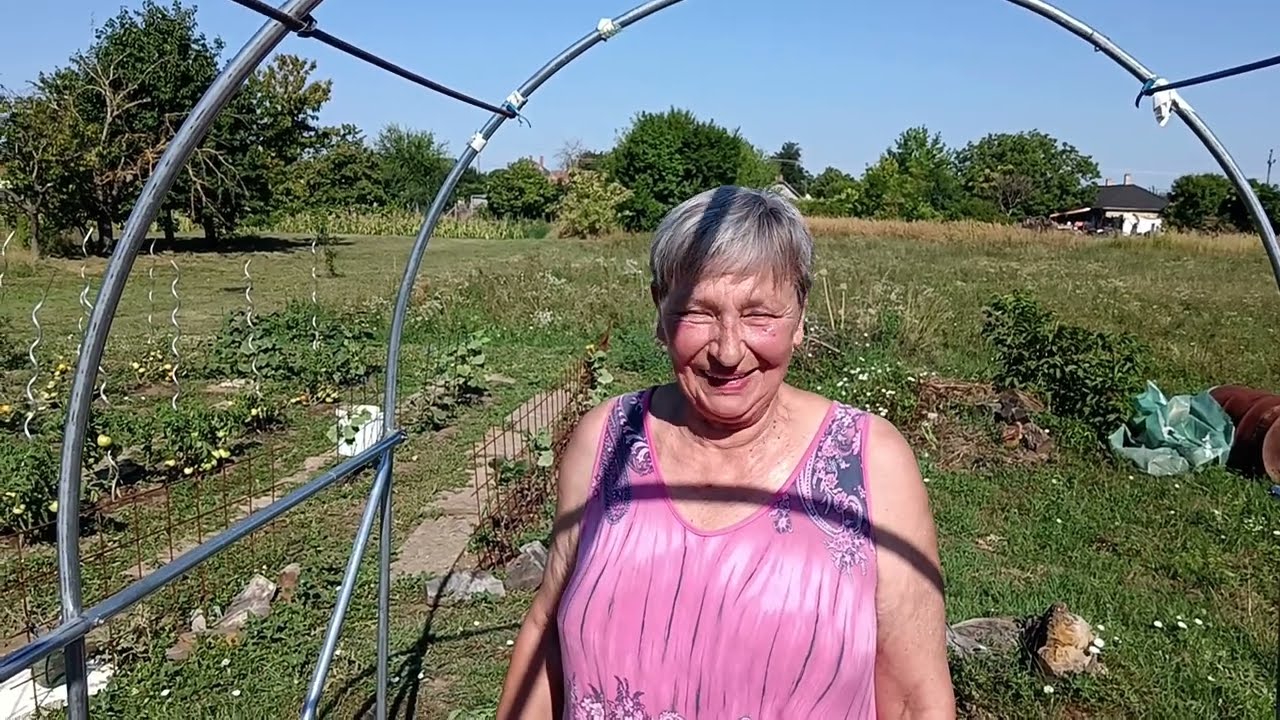 Unser Haus in Ungarn.                                       Die Garten Saison ist eröffnet.😢