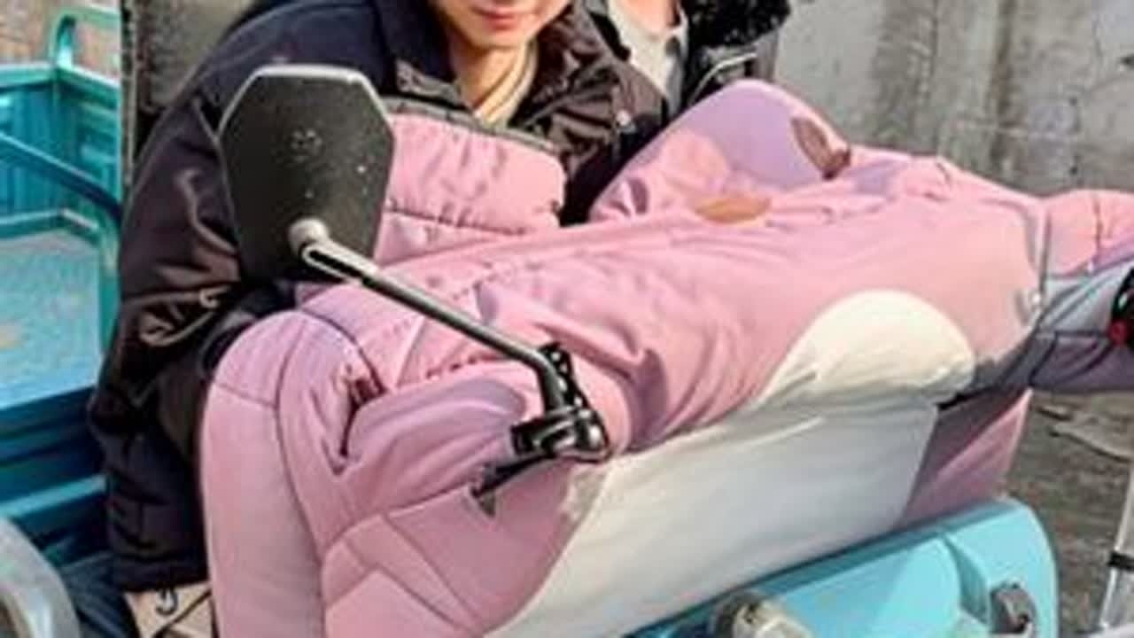 去年，妈妈还能坐着轮椅回娘家拜年，舅舅家院子里都是欢快的笑声。今年，她卧床不起了，只能爸爸替她去。我长这么大，第一次没去舅舅家拜年。那种热闹，我从小喜欢到大，今年是第一次缺席，希望也是最后一次。...