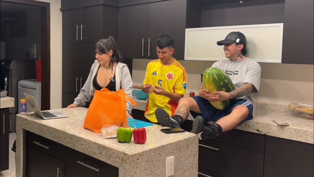 Westcol y Chanty Molestando a MILICA en la Cocina | West
