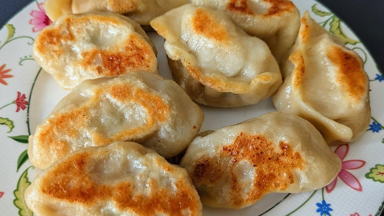 How to make Chinese chives beef dumplings (aka 餃子, jiaozi) and dipping sauce