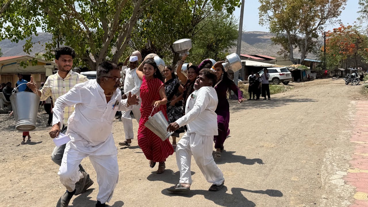 पाणीटंचाई पाई सरपंच गावच्या बायकांनी सरपंच पळूपळू😂 