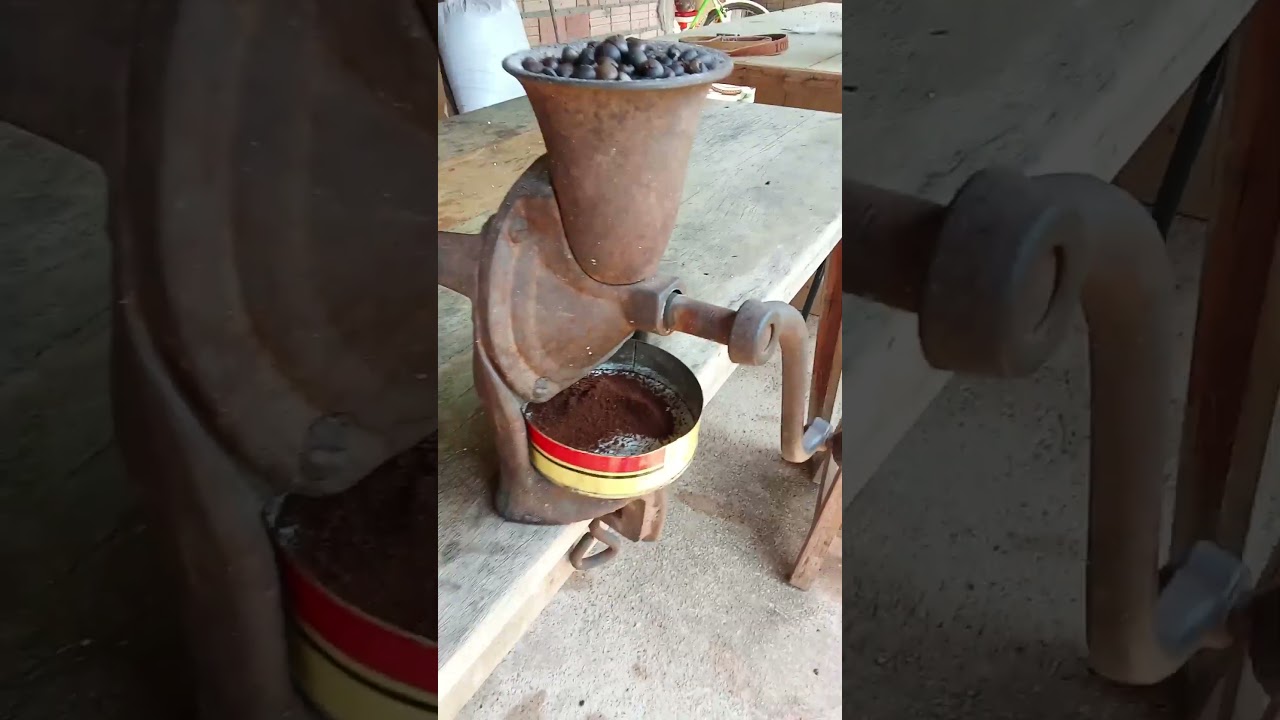 Torrando e moendo caf&eacute; em casa