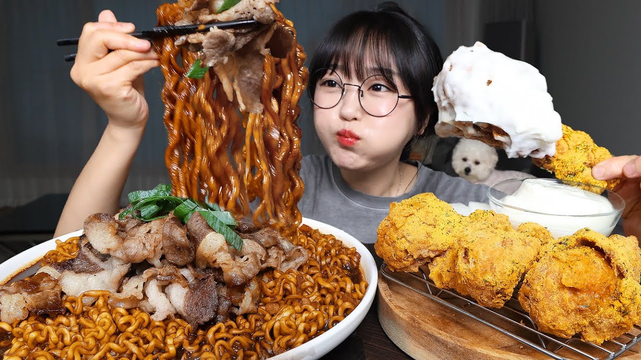Лапша с черной фасолью и сладкая жареная курица | Mukbang ASMR
