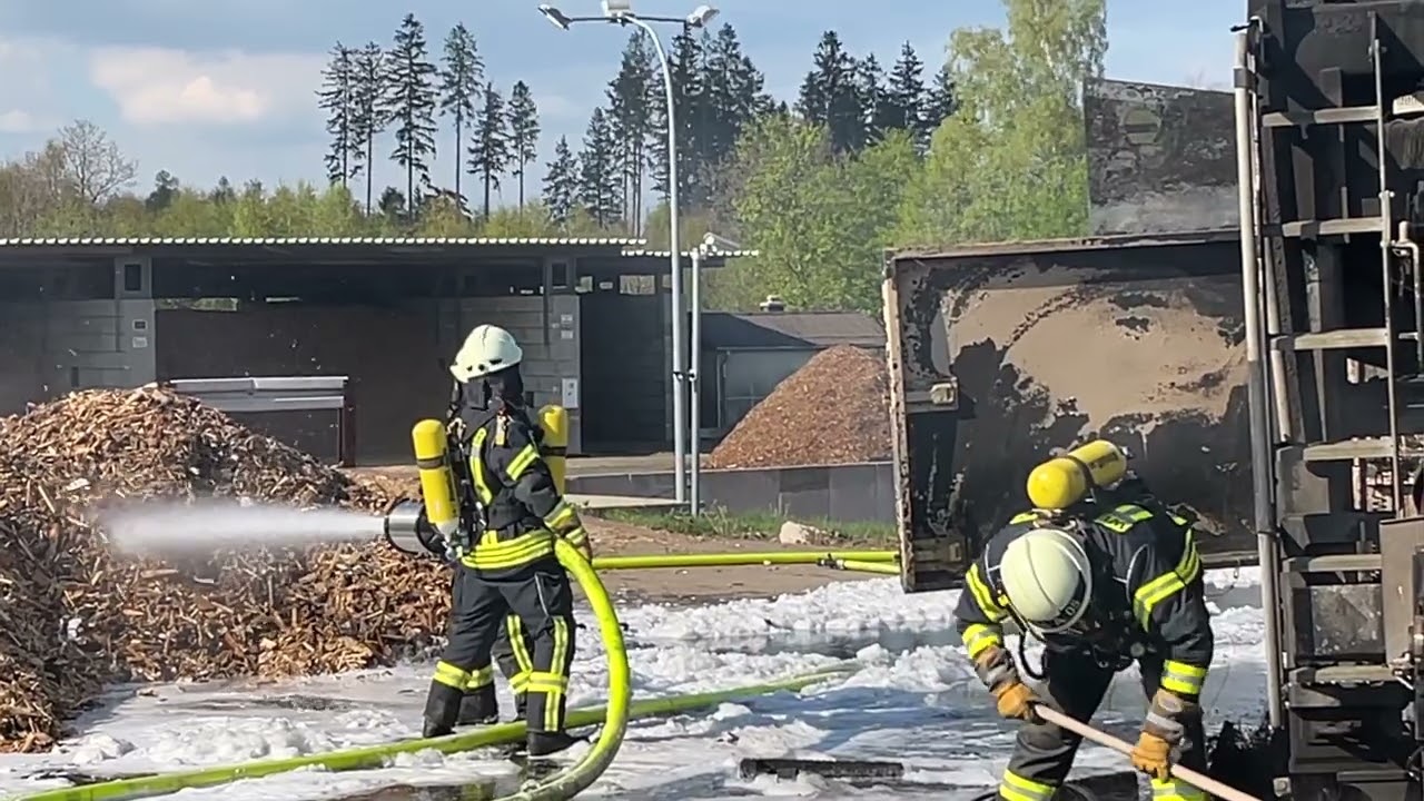 Holzhackschnitzelanlage lichterloh in Hermeskeil in Flammen