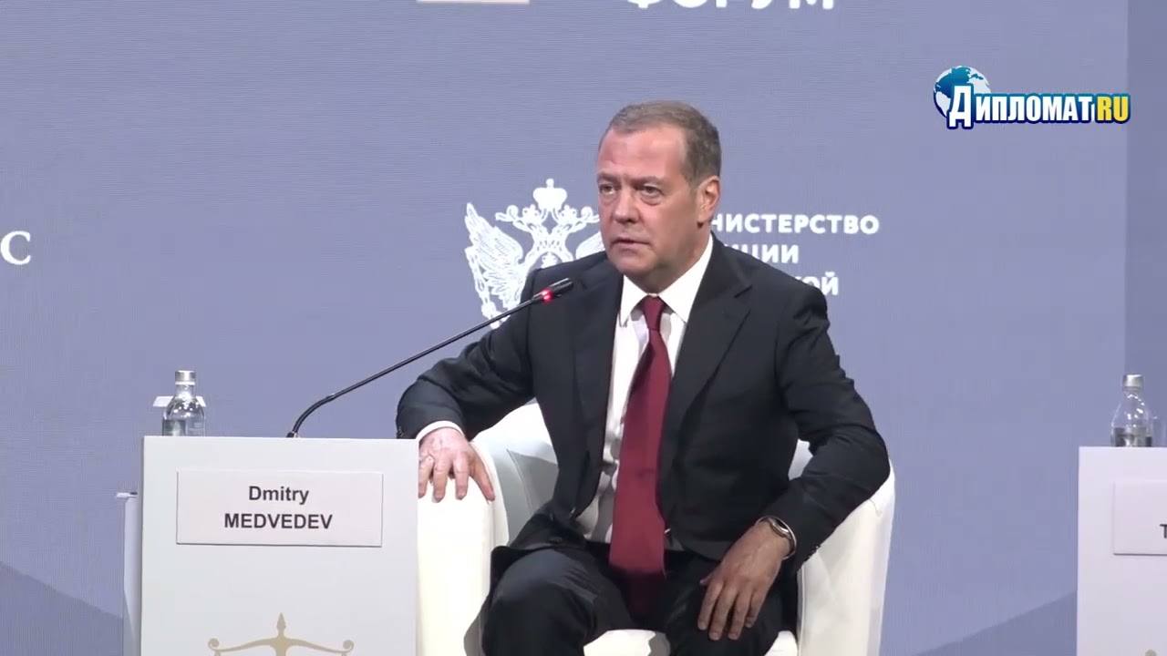 &laquo;Это не санкции!&raquo;: Медведев объяснил, почему Запад разрушает международное право