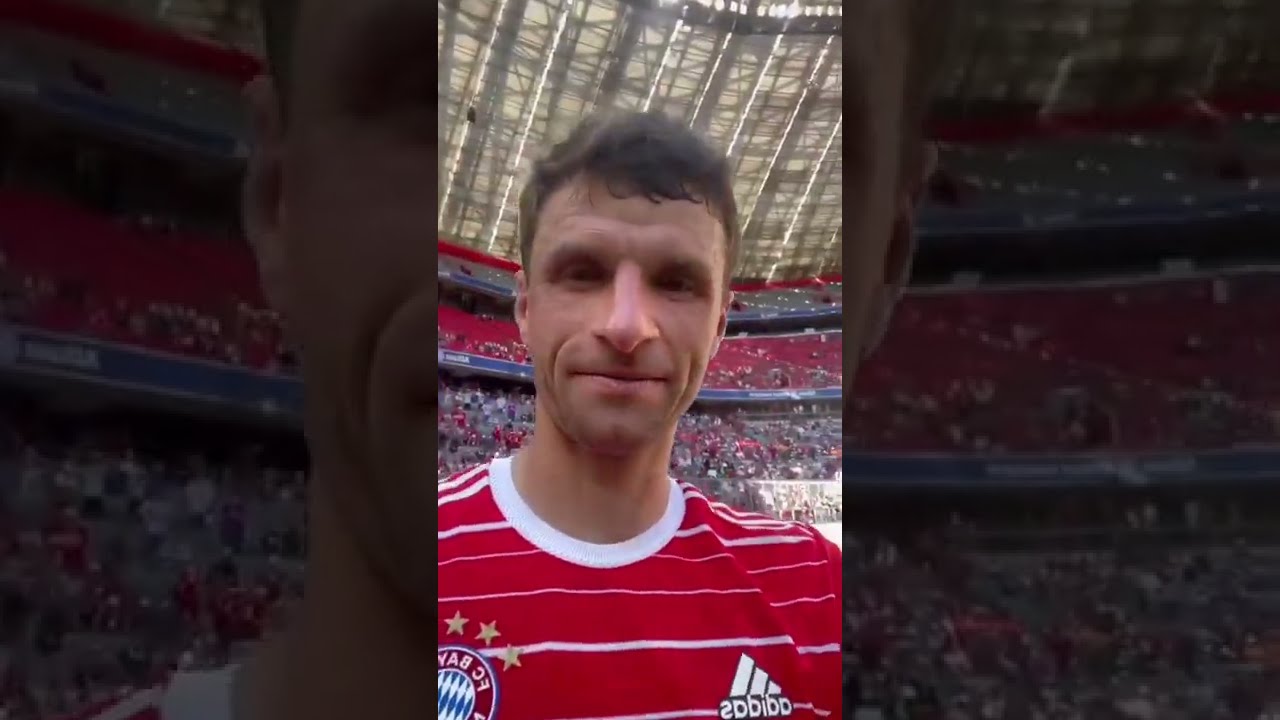 Thomas Muller took this pitch invaders phone 😂😂 (via @phillip.mbg)