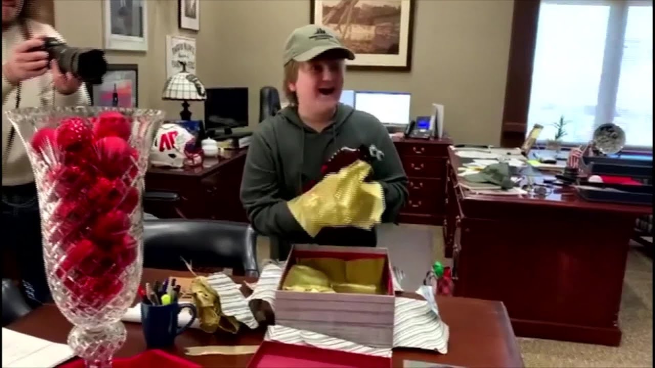 Tennessee boy born without fingers receives 3D printed hands for Christmas