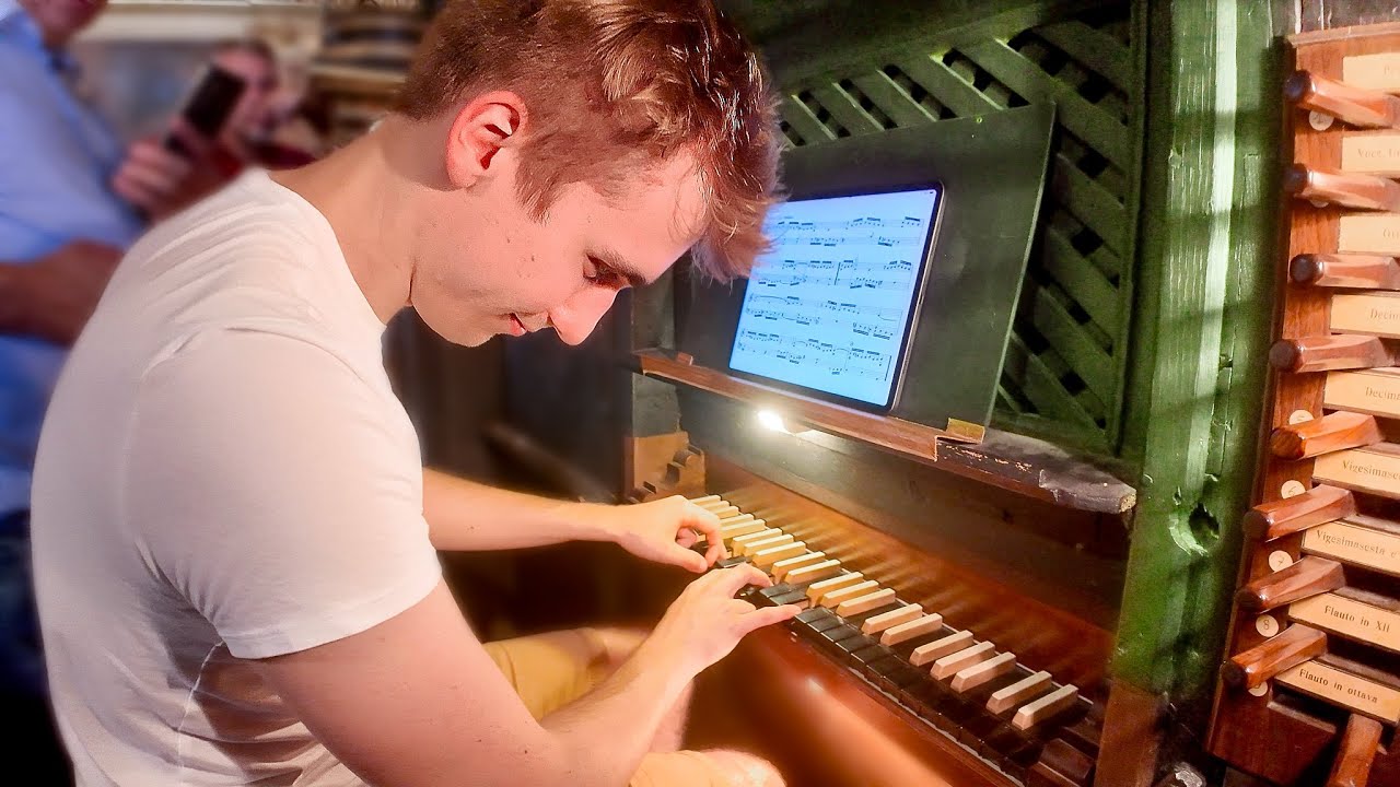 Playing a 400 YEARS OLD pipe organ.. wow!