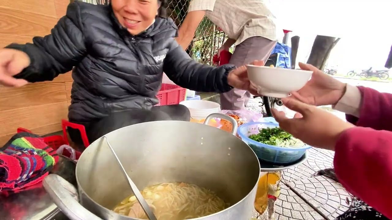 CHỢ SÁNG Ở HUẾ ĂN TÔ BÁNH CANH BÌNH DÂN NGÀY MƯA LẠNH