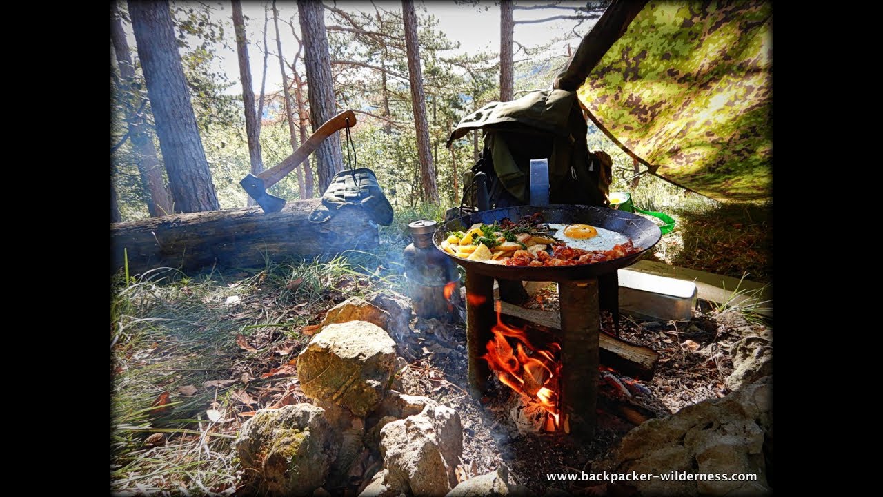 Bushcraft/Outdoor Kochen unter einem Tarp am Lagerfeuer