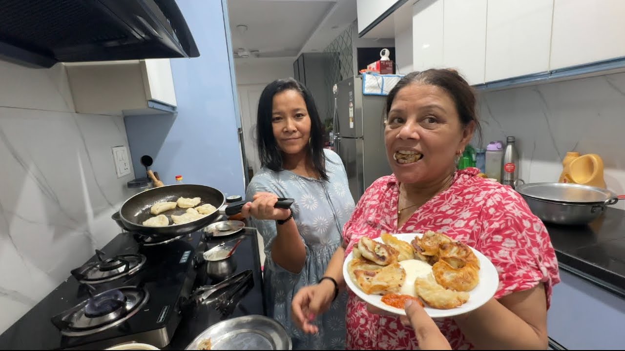 Mummy ke Haat Ka Fried Momo 🥟 + English Class Suru Mummy aur Chema ka 😅😂@theraicouple