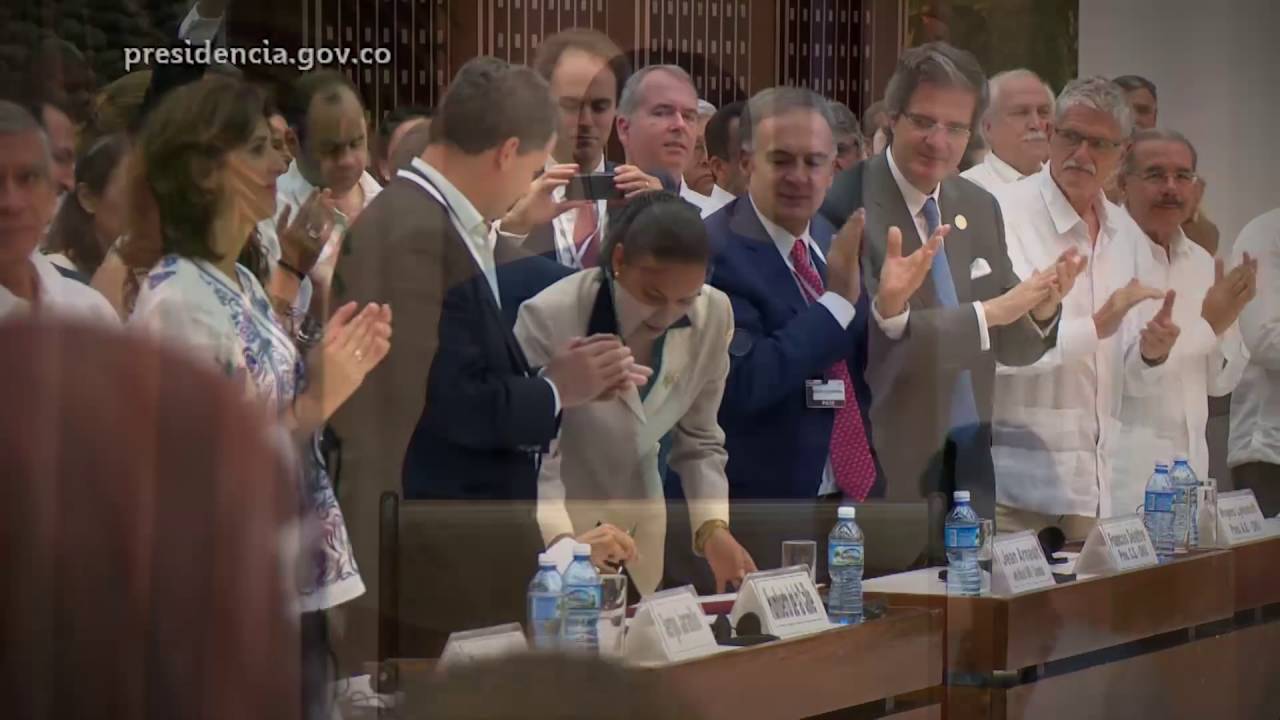 El Presidente Santos le entreg&oacute; un Bal&iacute;grafo a Timole&oacute;n Jim&eacute;nez