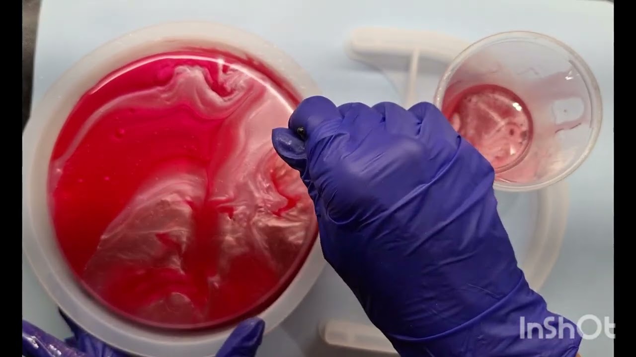 #164 Корзинка из смолы, выполненная в девичьих цветах с блестками.