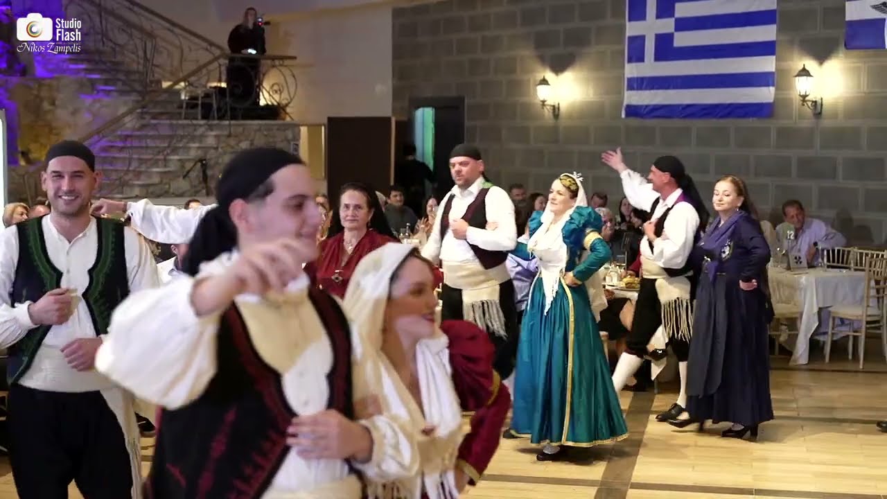 Το χορευτικό του Απόλλων Καρυάς στη κοπή της Βασιλόπιτας του Συλλ. Βορειοηπειρωτών Λευκάδας