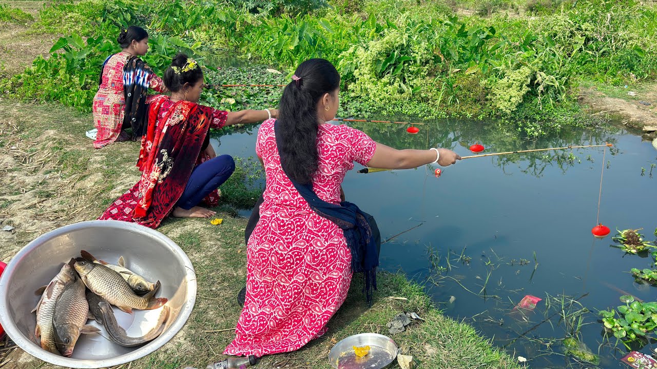 Unique Hook Fishing Video🎣🎣|| Two Beautiful lady fishing in canal with hook | Best canal hookfishing