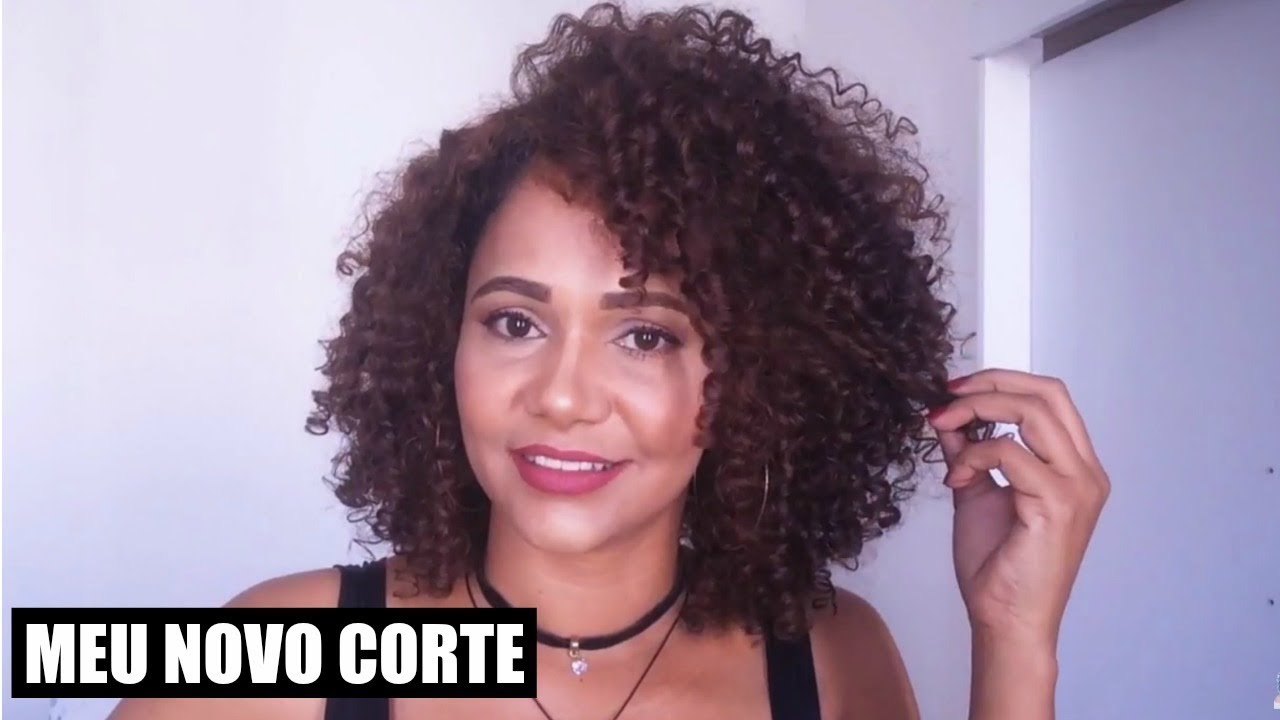 COMO CORTO MEU CABELO CACHEADO EM CASA | CORTE EM CAMADAS | Eva Mota