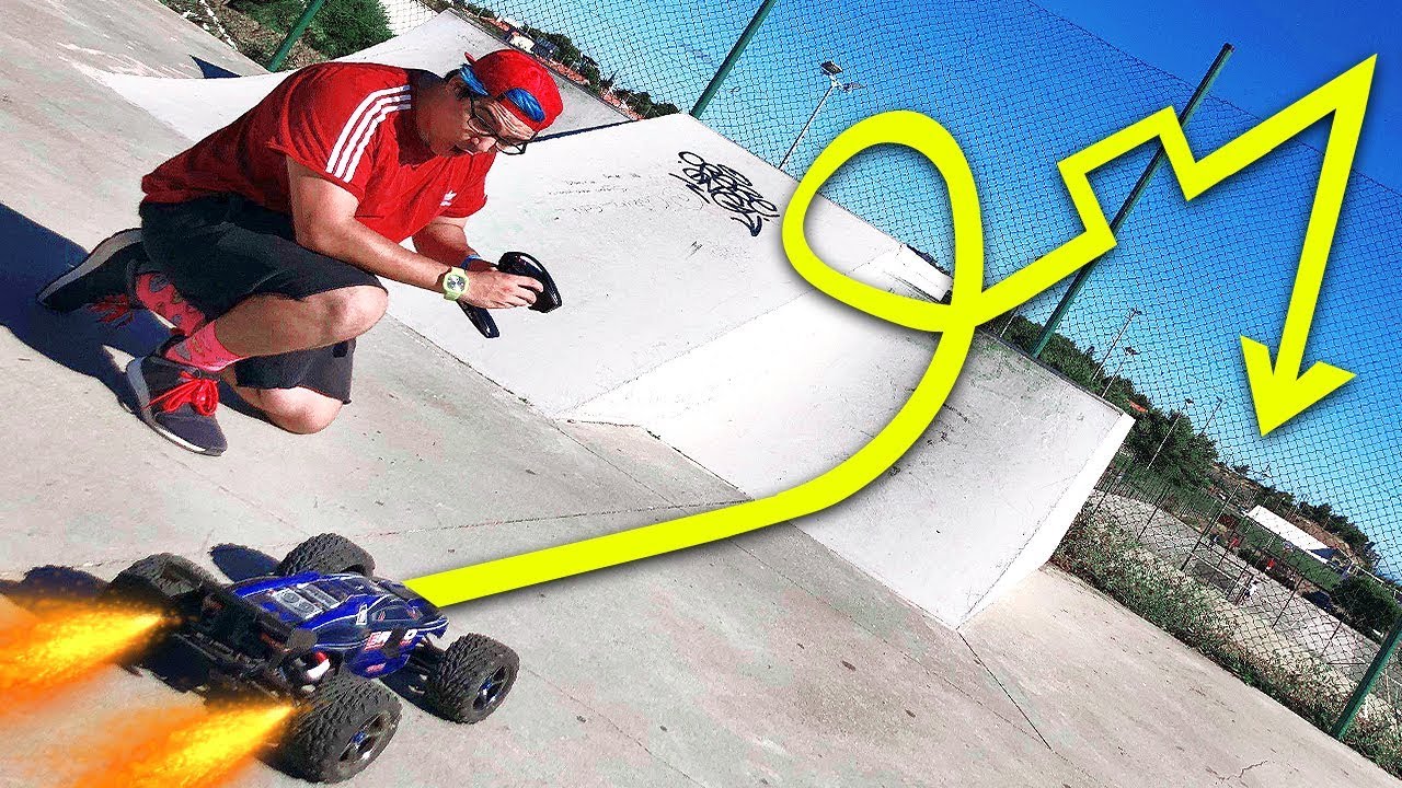 BRINCANDO na PISTA DE SKATE com CARRO SUPER RÁPIDO !!