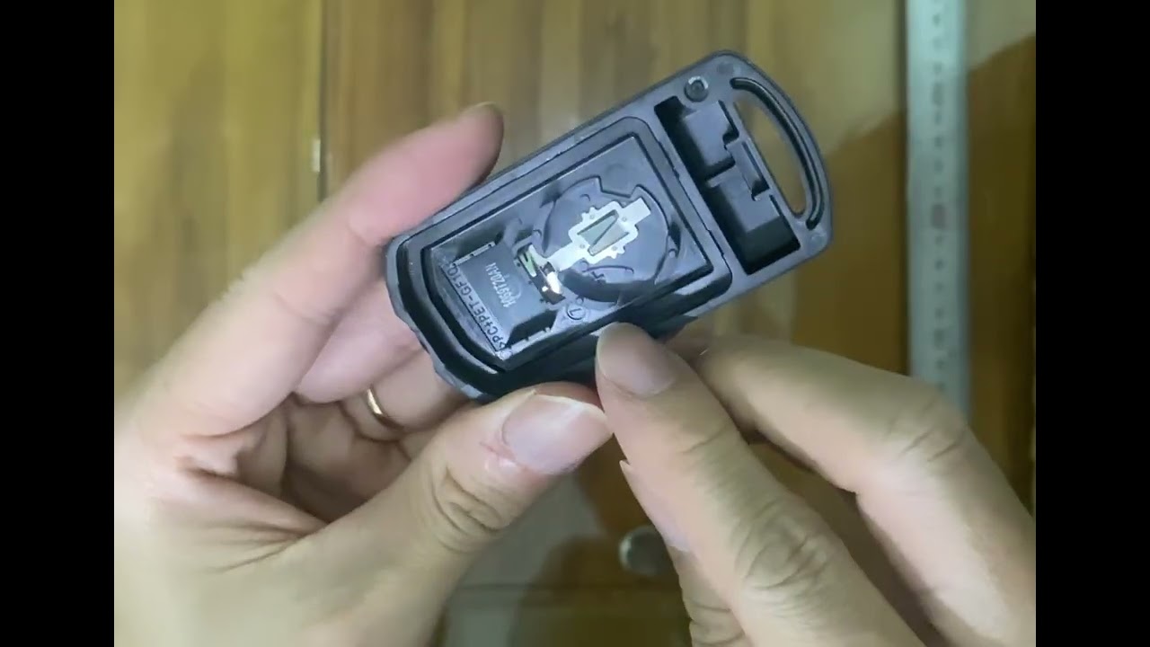 Cách thay pin điều khiển xe máy tại nhà