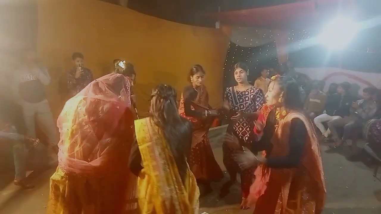 নতুন বউয়ের কন্ঠে গান।