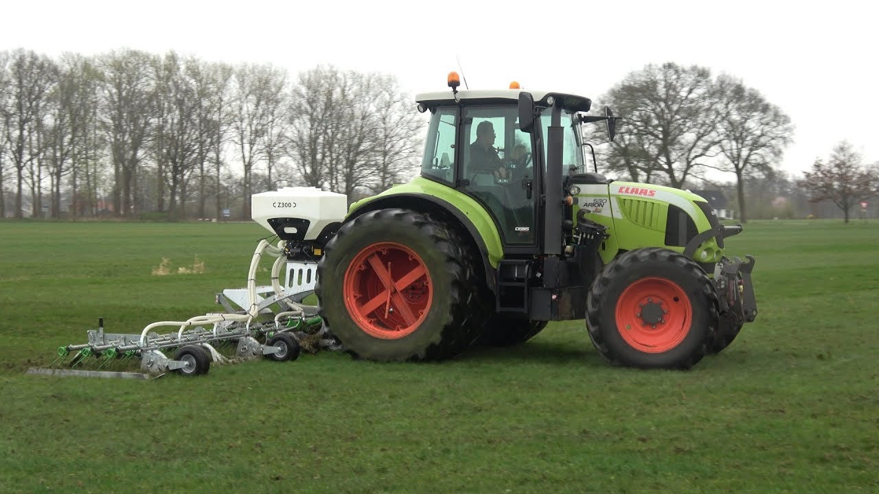 Weideslepen/wiedeggen met Claas Arion 530 en Zocon Greenkeeper (2020)