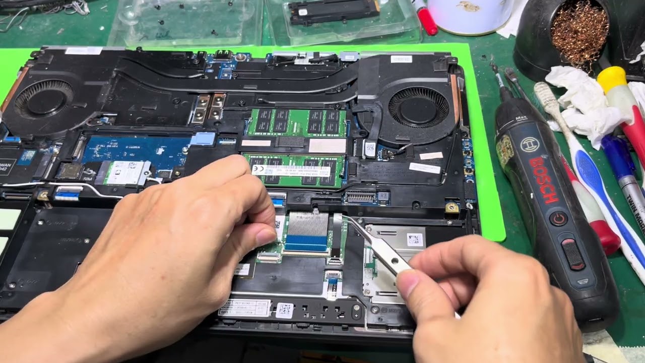 Инструкция по разборке ноутбука Dell Precision 7550, который не включается.