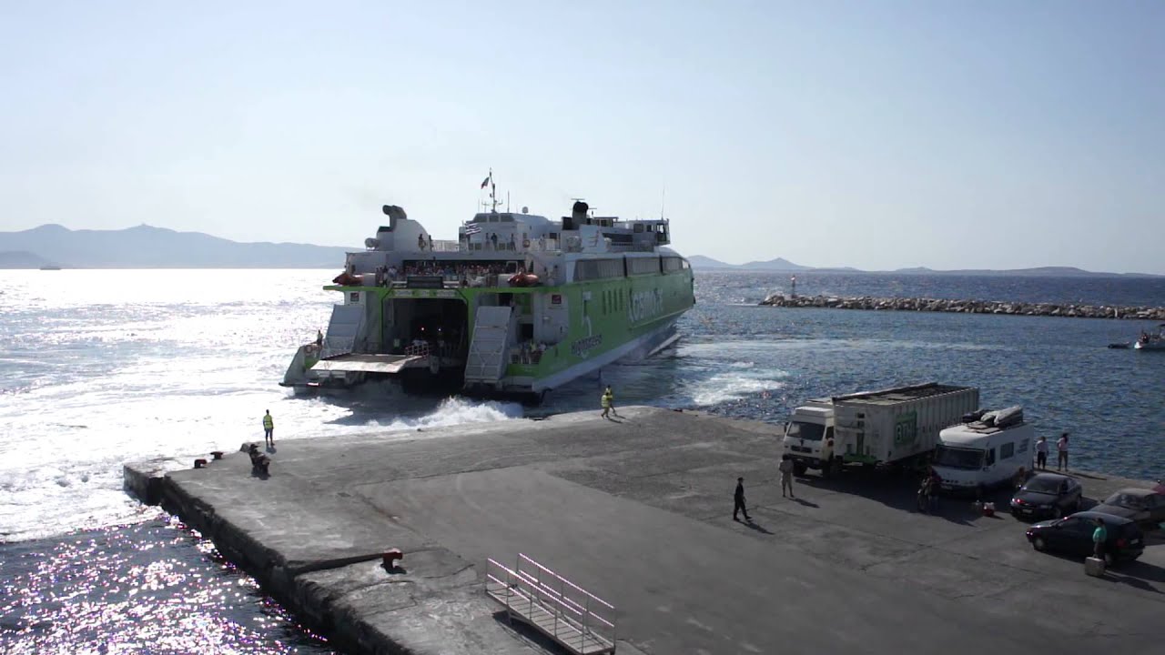 Highspeed 5 arriving at port of Naxos