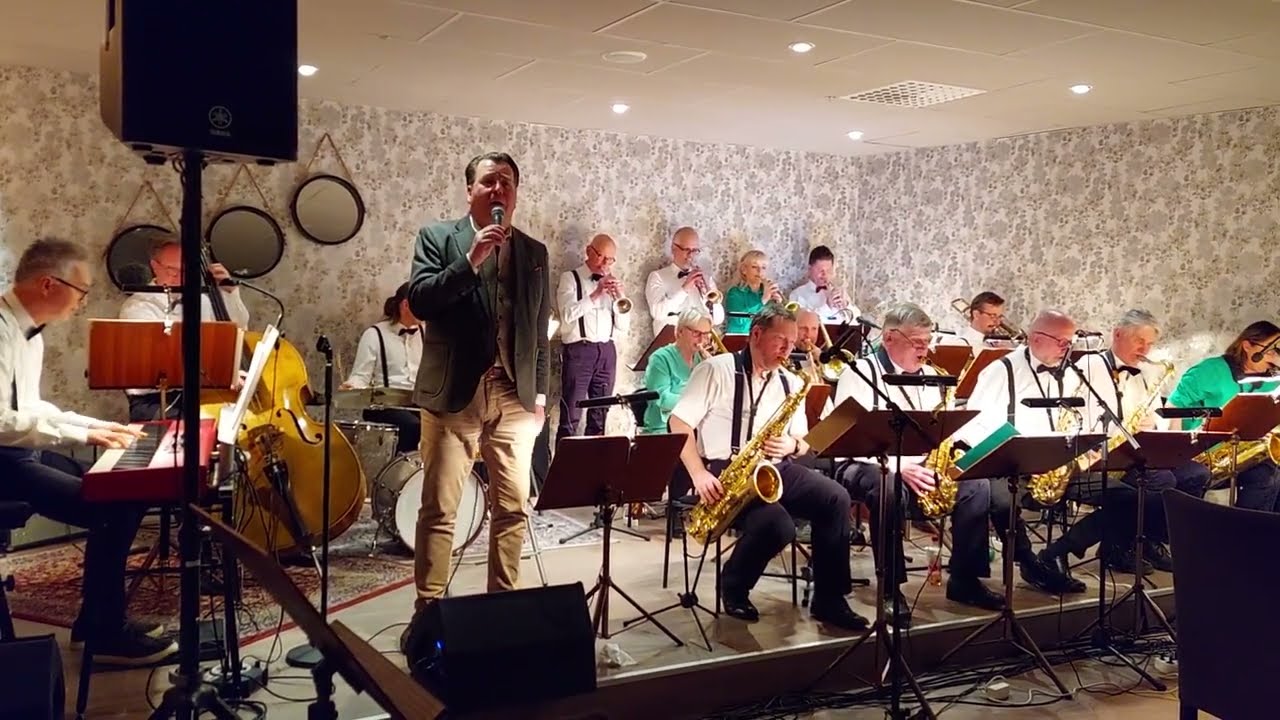 New York, New York med Motala Big Band och sångaren Dennis Östryd.