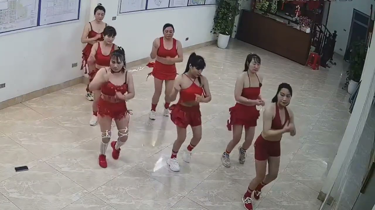 M1 tháng Chạp chị em Clb Aerobic Bđs An Nhiên lên đồ sắc đỏ ngập tràn lan tỏa năng lượng tích cực!