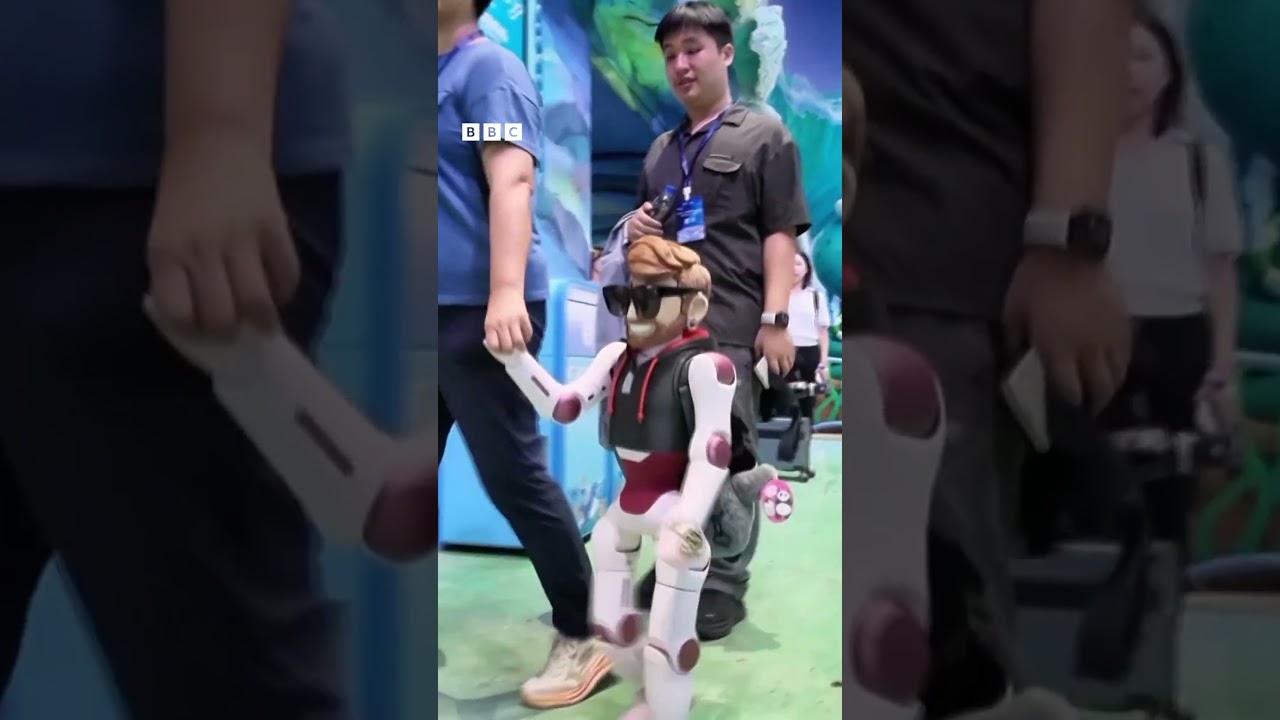 C&Ocirc;NG VI&Ecirc;N AI ĐẦU TI&Ecirc;N CỦA TRUNG QUỐC: ROBOT ĐẤU B&Oacute;NG B&Agrave;N VỚI KH&Aacute;CH