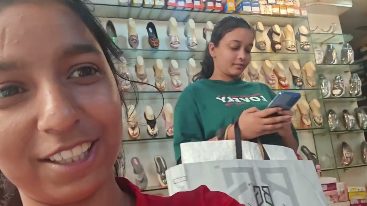 Deoria market me 7 sal bad mili class teacher @PallaviRao44 #market